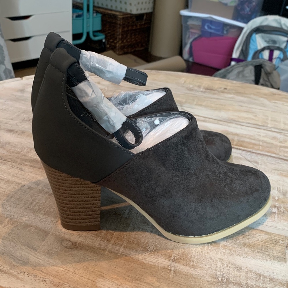 BNWT gray Mary Jane style heels, size 7